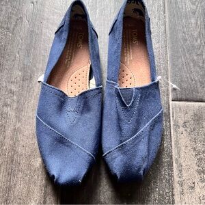 New TOMS women’s sz 6.5 navy blue

 Sold as is 
No box or pouch